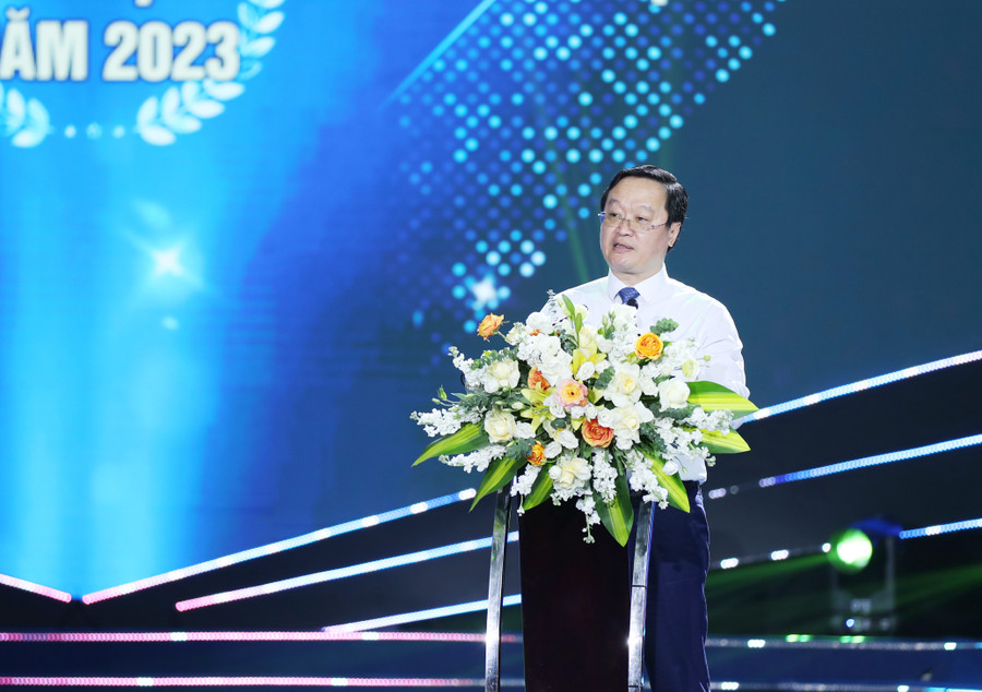 Ông Nguyễn Đức Trung - Chủ tịch UBND tỉnh Nghệ An biểu dương 151 học sinh đạt giải quốc tế, quốc gia, thi Tốt nghiệp THPT điểm cao được tuyên dương năm 2023. Ảnh: Hồ Lài. Ông Nguyễn Đức Trung - Chủ tịch UBND tỉnh Nghệ An biểu dương 151 học sinh đạt giải quốc tế, quốc gia, thi Tốt nghiệp THPT điểm cao được tuyên dương năm 2023. Ảnh: Hồ Lài.
