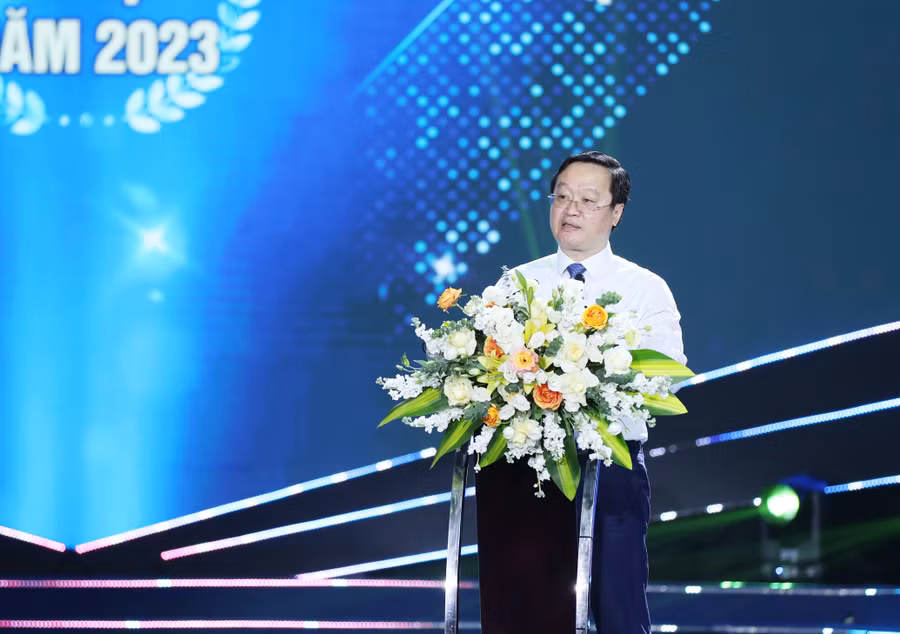 Ông Nguyễn Đức Trung - Chủ tịch UBND tỉnh Nghệ An biểu dương 151 học sinh đạt giải quốc tế, quốc gia, thi Tốt nghiệp THPT điểm cao được tuyên dương năm 2023. Ảnh: Hồ Lài.