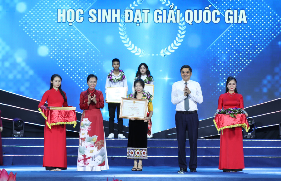 Khen thưởng học sinh đạt giải các kỳ thi quốc gia năm 2023. Ảnh: Hồ Lài. Khen thưởng học sinh đạt giải các kỳ thi quốc gia năm 2023. Ảnh: Hồ Lài.