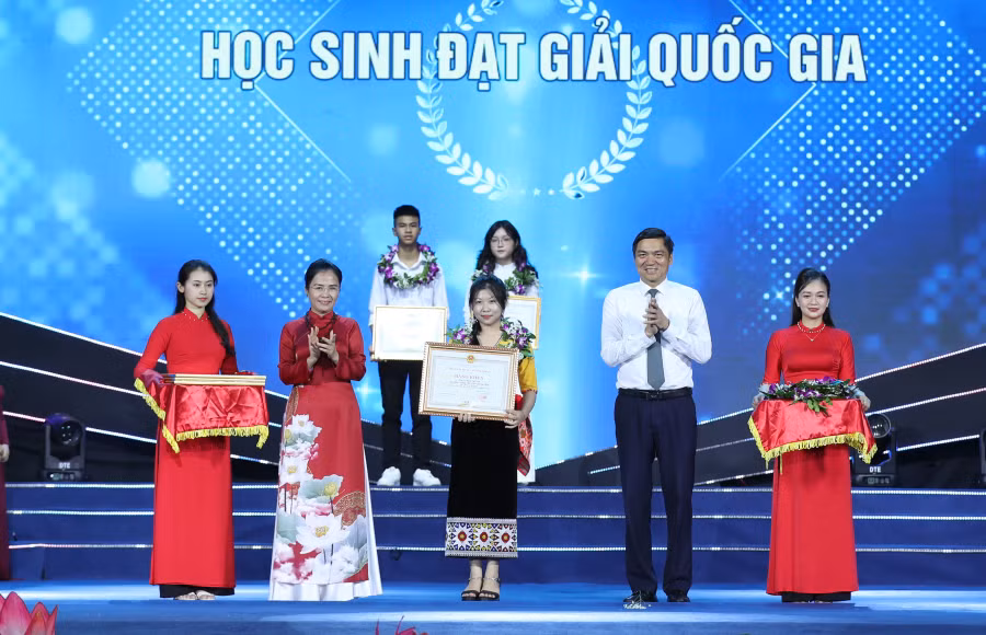 Khen thưởng học sinh đạt giải các kỳ thi quốc gia năm 2023. Ảnh: Hồ Lài.