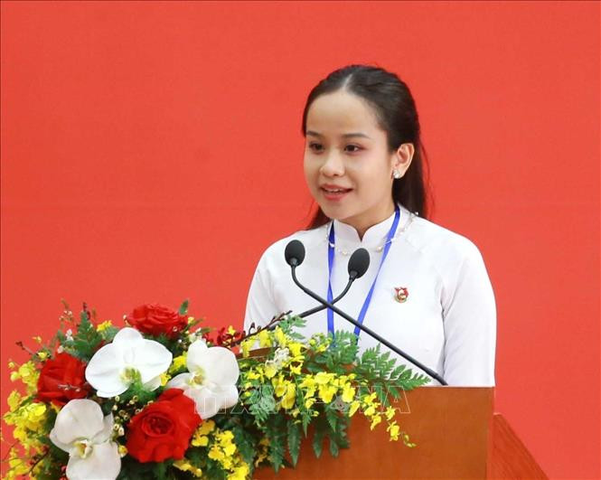 Em Lê Nguyệt Quỳnh, học sinh trường THPT Chuyên ngữ thuộc Đại học Ngoại ngữ (Đại học Quốc gia Hà Nội) phát biểu tại buổi gặp gỡ nhân sĩ hữu nghị và thế hệ trẻ Việt Nam - Trung Quốc. Chú thích ảnh