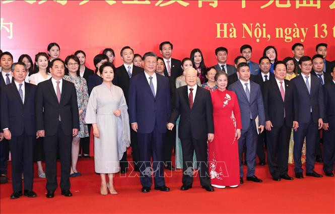 Tổng Bí thư Nguyễn Phú Trọng và Phu nhân, Tổng Bí thư, Chủ tịch nước Trung Quốc Tập Cận Bình và Phu nhân cùng các đại biểu tham dự Gặp gỡ nhân sĩ hữu nghị và thế hệ trẻ Việt Nam - Trung Quốc. Chú thích ảnh