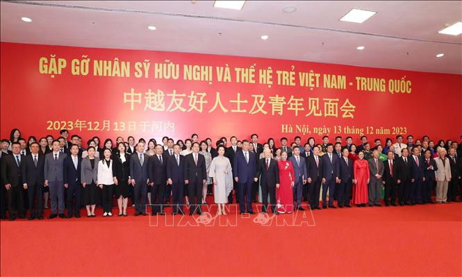 Tổng Bí thư Nguyễn Phú Trọng và Phu nhân, Tổng Bí thư, Chủ tịch nước Trung Quốc Tập Cận Bình và Phu nhân cùng các đại biểu tham dự Gặp gỡ nhân sĩ hữu nghị và thế hệ trẻ Việt Nam - Trung Quốc. Chú thích ảnh