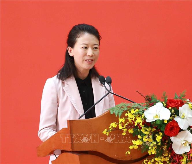 Cán bộ Hội Hữu nghị Đối ngoại nhân dân tỉnh Vân Nam (Trung Quốc) Diệp Tú Bình phát biểu tại buổi gặp gỡ nhân sĩ hữu nghị và thế hệ trẻ Việt Nam - Trung Quốc. Chú thích ảnh