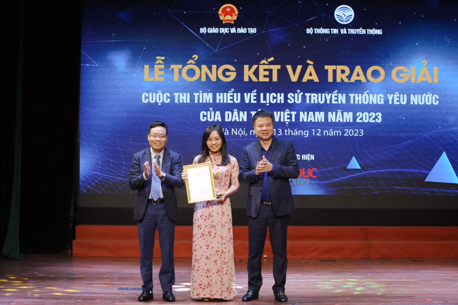 Nhà báo Triệu Ngọc Lâm - Tổng biên tập Báo Giáo dục và Thời đại; ông Đặng Khắc Lợi, Phó Cục trưởng Cục Báo chí, Bộ Thông tin và Truyền thông trao giải Nhất.