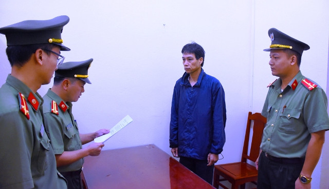 Công an đọc lệnh bắt giam ông Vi Du Lịch Công an đọc lệnh bắt giam ông Vi Du Lịch