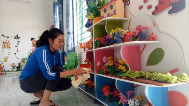 Giáo viên Trường Mầm non Cẩm Sơn (thị trấn Phong Sơn, Cẩm Thủy) vệ sinh đồ chơi trong lớp cho học sinh