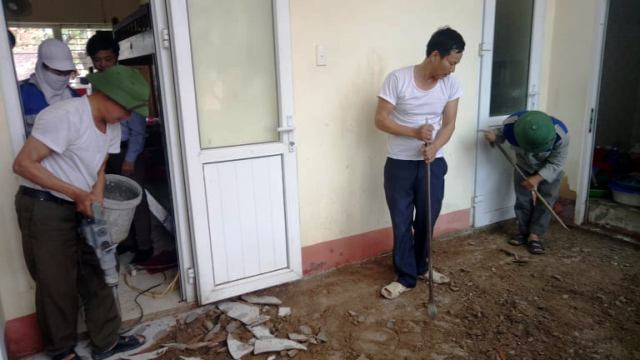 Trong thời gian học sinh nghỉ học, nhà trường tranh thủ sửa sang phòng ký túc xá cho học sinh.