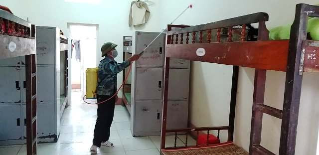 Phòng ký túc xá của học sinh cũng được khử khuẩn....