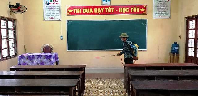 Công tác phun hóa chất khử khuẩn được thực hiện ở Trường THCS Dân tộc nội trú Cẩm Thủy vào sáng 13/2.