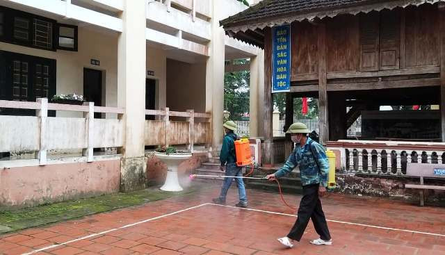 ...và sân trường học cũng được phun hóa chất.