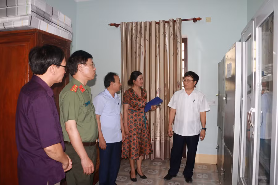 Kiểm tra phòng dự kiến là nơi lưu trữ đề thi tại Trường THPT Nam Đàn 1.