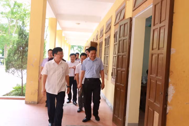 Đoàn kiểm tra cơ sở vật chất phòng thi chuẩn bị cho kỳ thi tuyển sinh vào lớp 10 THPT năm 2022.