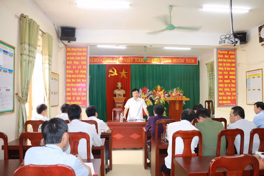 Ông Bùi Đình Long - Phó Chủ tịch UBND tỉnh Nghệ An trao đổi với Ban chỉ đạo thi huyện Nam Đàn và Trường THPT Nam Đàn 1.