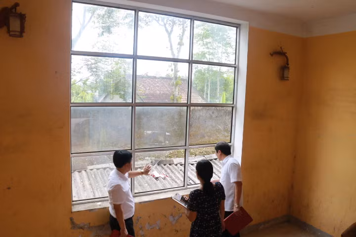 Thành viên đoàn kiểm tra lưu ý Trường THPT Nguyễn Sỹ Sách (huyện Thanh Chương, Nghệ An) về vấn đề đảm bảo an toàn thi vòng trong, vòng ngoài.