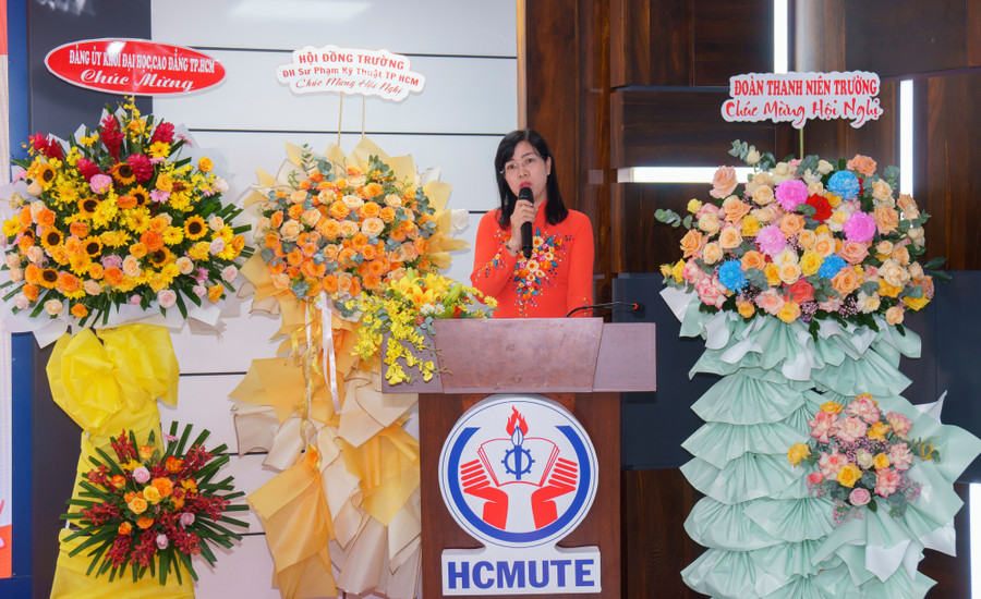 Bà Nguyễn Thị Là, Phó Bí thư thường trực Đảng uỷ Khối phát biểu chỉ đạo hội nghị. Ảnh: HCMUTE