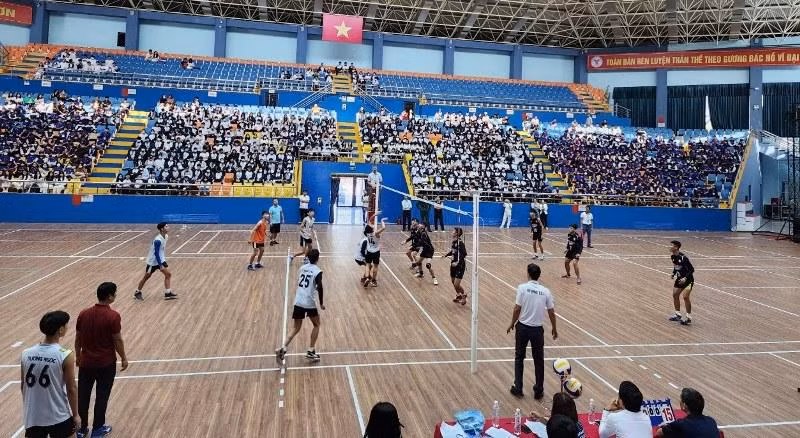 Thi đấu bóng chuyền da nam tại đại hội thể dục thể thao ngành Giáo dục Vĩnh Phúc.