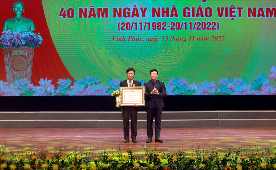 Chủ tịch UBND tỉnh Vĩnh Phúc trao Huân chương Lao động của Nhà nước cho nhà giáo Nguyễn Duy Liên. Chủ tịch UBND tỉnh Vĩnh Phúc trao Huân chương Lao động của Nhà nước cho nhà giáo Nguyễn Duy Liên.