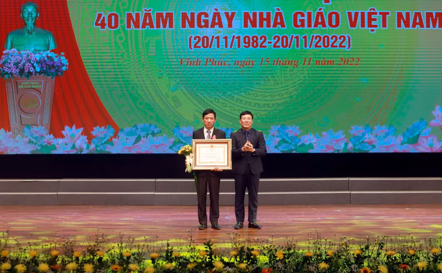 Chủ tịch UBND tỉnh Vĩnh Phúc trao Huân chương Lao động của Nhà nước cho nhà giáo Nguyễn Duy Liên.