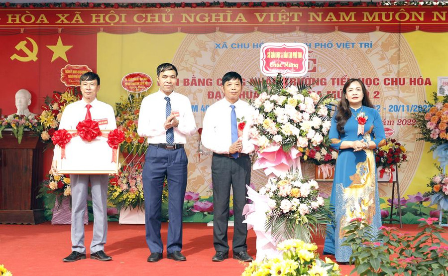 Bà Nguyễn Thị Thu Huyền – Phó Giám đốc Sở GD&amp;ĐT tỉnh Phú Thọ tặng hoa chúc mừng và trao Bằng công nhận Trường Tiểu học Chu Hóa đạt chuẩn Quốc gia mức độ 2 cho lãnh đạo xã Chu Hóa.