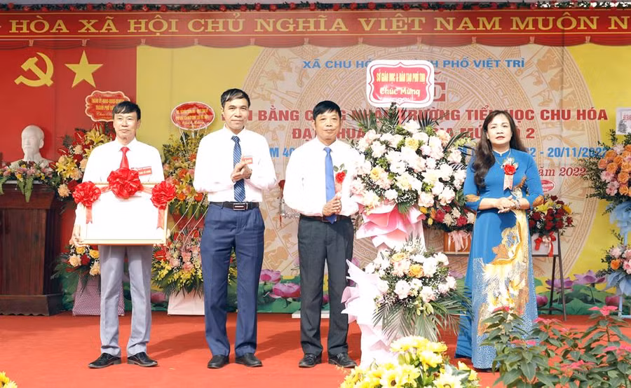 Bà Nguyễn Thị Thu Huyền – Phó Giám đốc Sở GD&amp;ĐT tỉnh Phú Thọ tặng hoa chúc mừng và trao Bằng công nhận Trường Tiểu học Chu Hóa đạt chuẩn Quốc gia mức độ 2 cho lãnh đạo xã Chu Hóa.