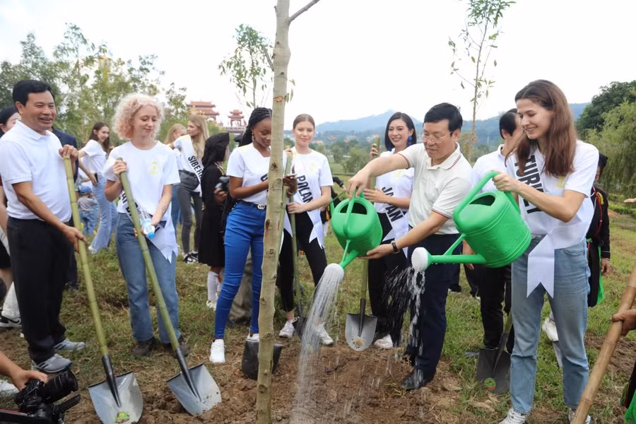 Chủ tịch UBND tỉnh Vĩnh Phúc cùng đại biểu và thí sinh dự thi Hoa hậu tham gia trồng cây tại Tây Thiên.