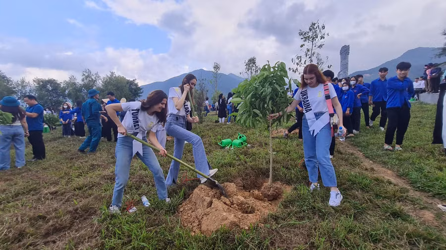 Thí sinh dự thi Hoa hậu du lịch thế giới hào hứng với hoạt động trồng cây xanh tại Tây Thiên.