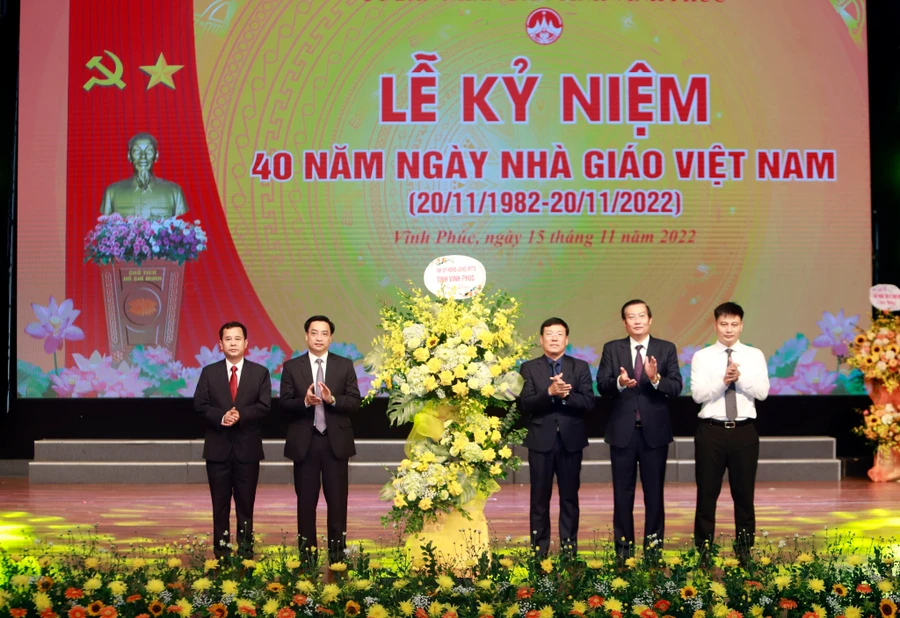 Lãnh đạo tỉnh Vĩnh Phúc tặng hoa chúc mừng ngành Giáo dục