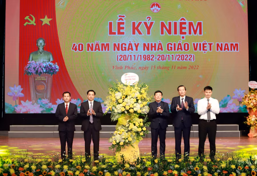 Lãnh đạo tỉnh Vĩnh Phúc tặng hoa chúc mừng ngành Giáo dục