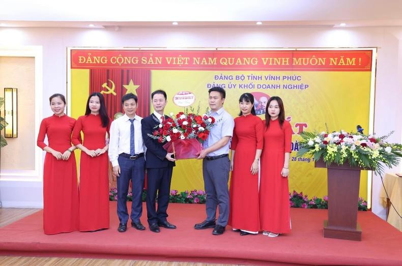 Tổng giám đốc Công ty cổ phần Tập đoàn Vina Top chúc mừng Chi bộ. Tổng giám đốc Công ty cổ phần Tập đoàn Vina Top chúc mừng Chi bộ.