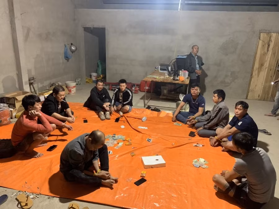 Nhóm đối tượng đánh bạc bị công an tạm giữ. Ảnh: Công an tỉnh Hà Giang