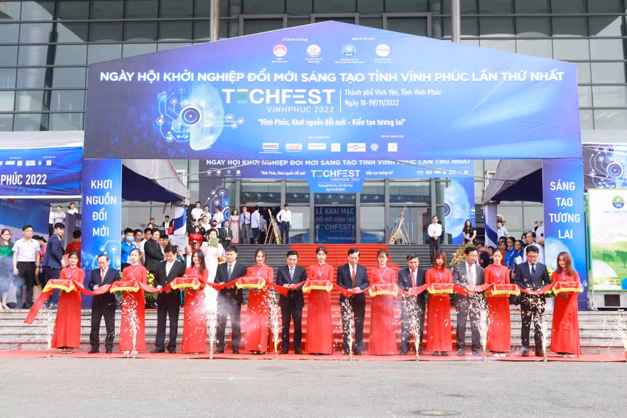 Các đại biểu cắt băng khai trương triển lãm tại Ngày hội Techfest Vĩnh Phúc 2022