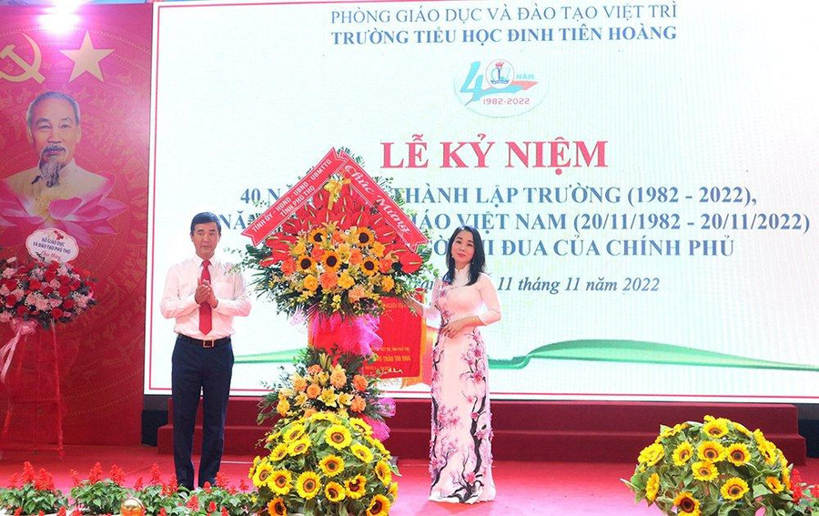Ông Hồ Đại Dũng - Phó Chủ tịch UBND tỉnh Phú Thọ tặng hoa chúc mừng Trường Tiểu học Đinh Tiên Hoàng.