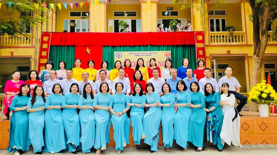 Tập thể sư phạm trường THCS Tam Hợp đã có nhiều giải pháp cụ thể trong công tác giáo dục đạo đức, lối sống cho học sinh. Tập thể sư phạm trường THCS Tam Hợp đã có nhiều giải pháp cụ thể trong công tác giáo dục đạo đức, lối sống cho học sinh.