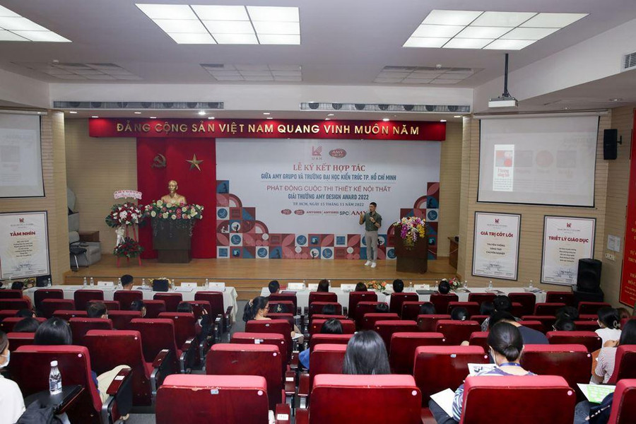 Ban tổ chức thuyết trình về cuộc thi Ban tổ chức thuyết trình về cuộc thi