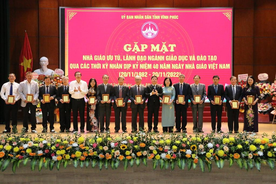 Lãnh đạo tỉnh Vĩnh Phúc tặng quà lưu niệm tới lãnh đạo ngành GD&amp;ĐT qua các thời kỳ