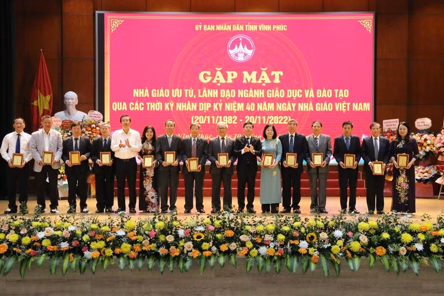 Lãnh đạo tỉnh Vĩnh Phúc tặng quà lưu niệm tới lãnh đạo ngành GD&amp;ĐT qua các thời kỳ