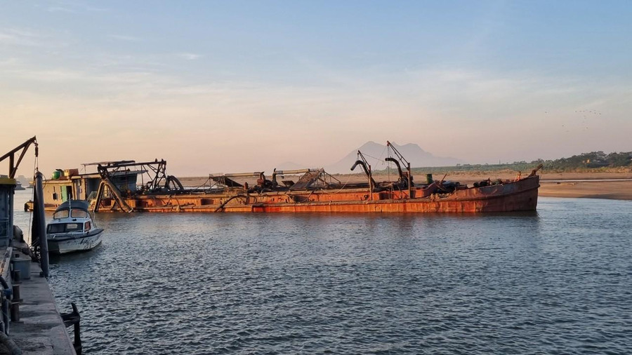 Tàu hút cát cỡ lớn bị bắt giữ