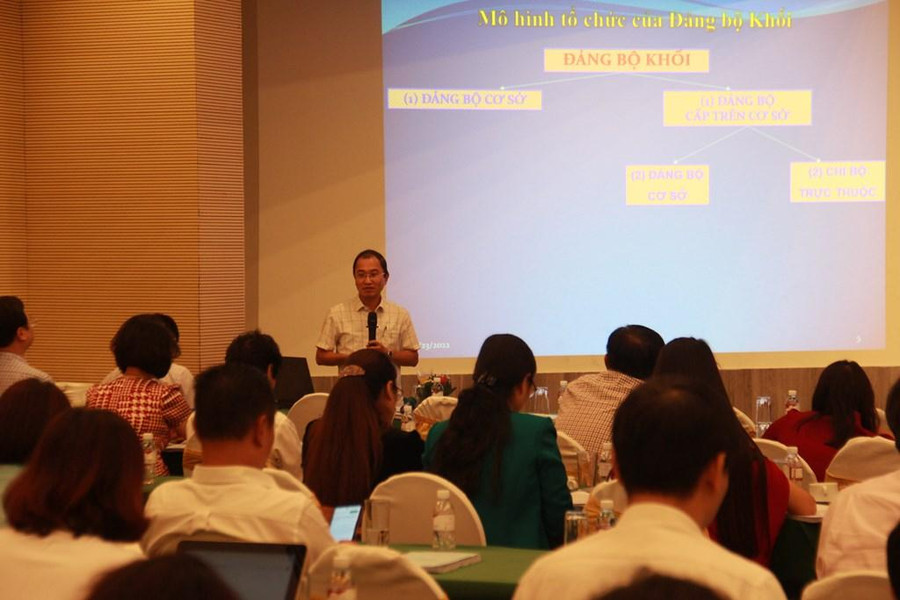 Phó Trưởng ban Thường trực Ban Tổ chức Đảng ủy Khối các cơ quan Trung ương Nguyễn Khắc Tiến trình bày nội dung về công tác xây dựng quy chế làm việc của chi ủy, chi bộ. Phó Trưởng ban Thường trực Ban Tổ chức Đảng ủy Khối các cơ quan Trung ương Nguyễn Khắc Tiến trình bày nội dung về công tác xây dựng quy chế làm việc của chi ủy, chi bộ.