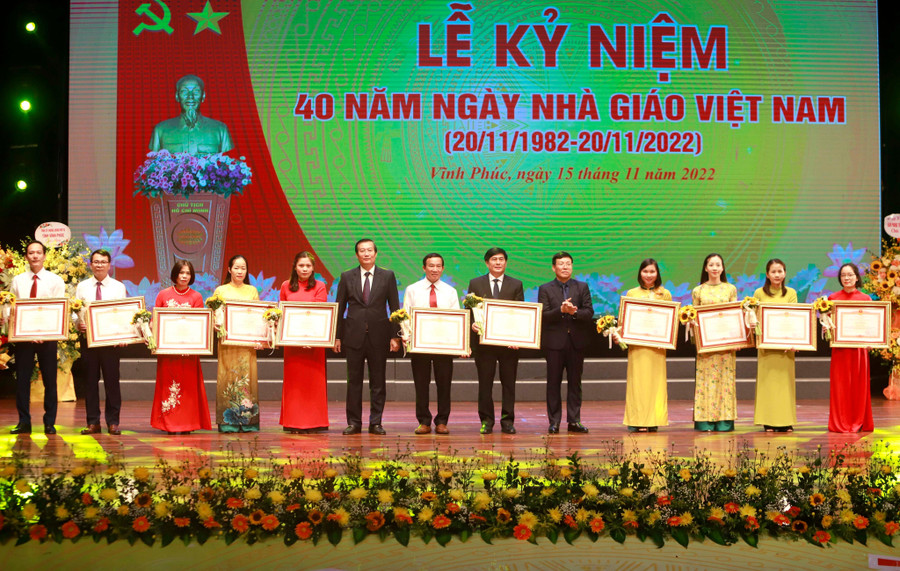 11 nhà giáo có thành tích xuất sắc trong công tác được nhận Bằng khen của Thủ tướng Chính phủ 11 nhà giáo có thành tích xuất sắc trong công tác được nhận Bằng khen của Thủ tướng Chính phủ