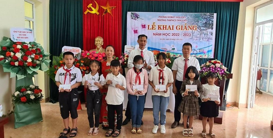 Lãnh đạo Trường TH&amp;THCS Tam Đảo khen thưởng học sinh dịp khai giảng năm học mới