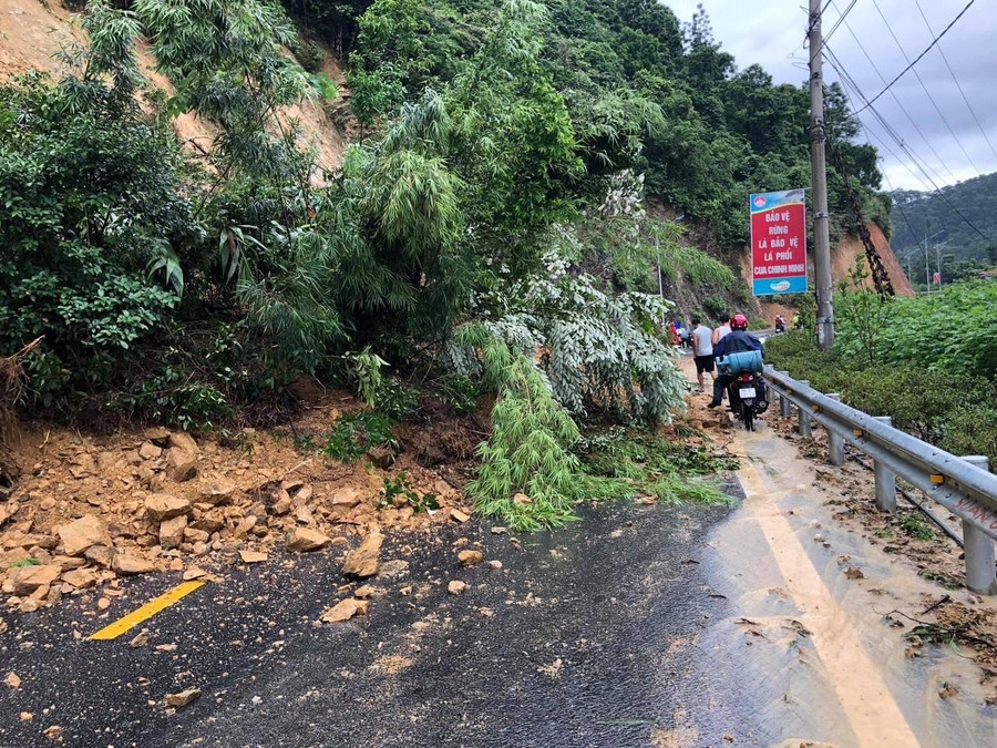 Đường lên Tam Đảo đã được đầu tư mở rộng nhưng vào mùa mưa vẫn còn nguy cơ sạt lở đất