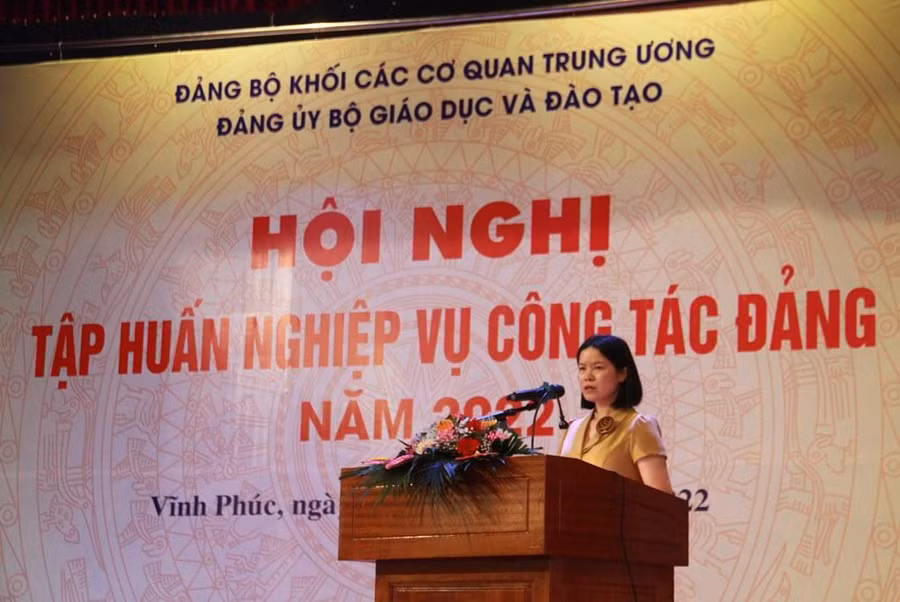 Bà Vũ Thị Hạnh, Phó Bí thư Thường trực Đảng ủy Bộ GD&amp;ĐT quán triệt nội dung một số văn bản của Đảng.