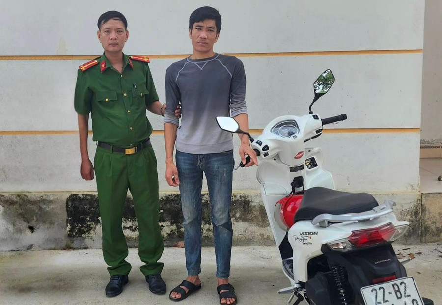 Đối tượng Cao Vaăn Tiền cùng tang vật tại cơ quan Công an. Ảnh: Công an Tuyên Quang.