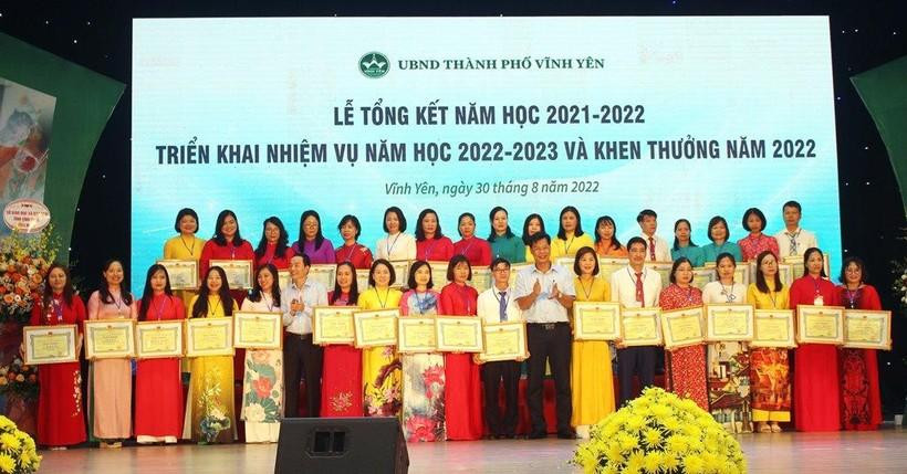 Lãnh đạo Thành ủy, UBND thành phố Vĩnh Yên trao Giấy khen cho các giáo viên có thành tích xuất sắc năm học 2021-2022