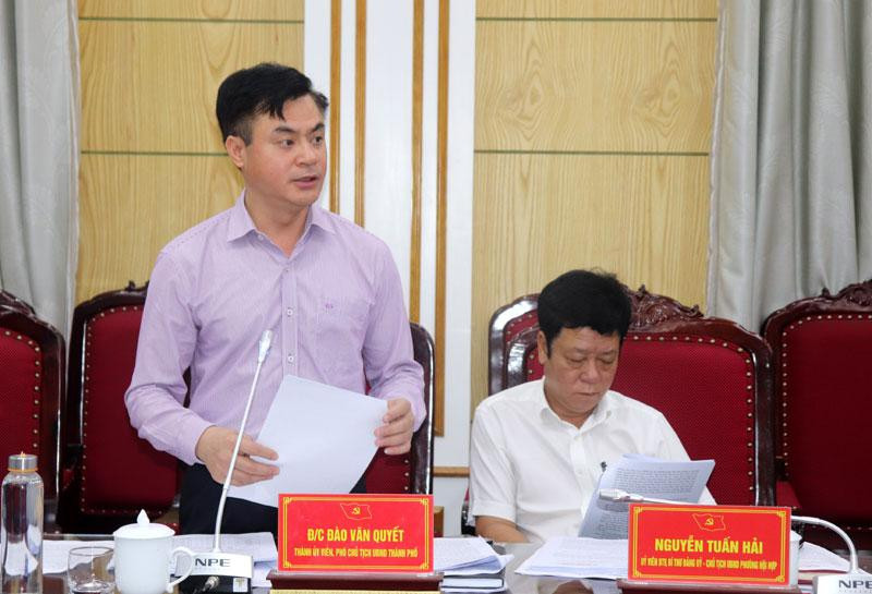 Phó Chủ tịch UBND thành phố Vĩnh Yên Đào Văn Quyết báo cáo một số nội dung tại phiên họp