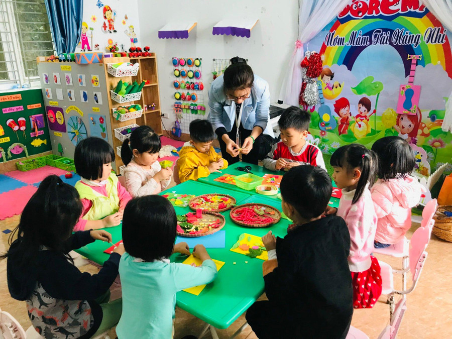 Giờ học của cô và trò Trường MN Tam Đảo.