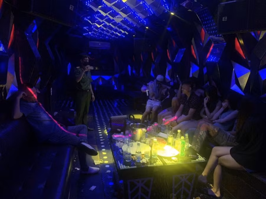 Công an tỉnh Vĩnh Phúc kiểm tra cơ sở kinh doanh Karaoke Thiên Hà (Vĩnh Tường) phát hiện nhóm đối tượng sử dụng chất ma túy vào ngày 5/6/2022.