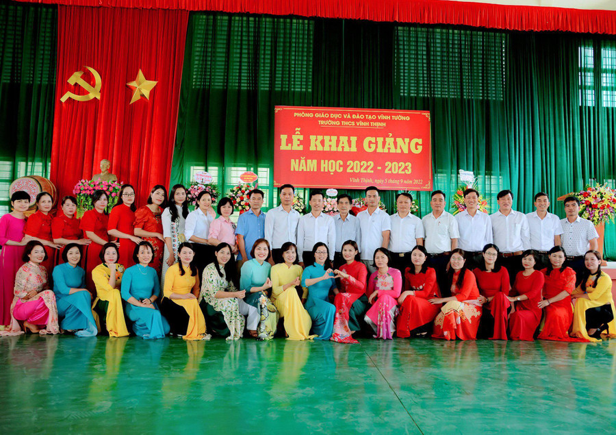 Tập thể giáo viên Trường THCS Vĩnh Thịnh luôn quan tâm đến công tác giáo dục đạo đức, lối sống cho học sinh. Ảnh tư liệu Tập thể giáo viên Trường THCS Vĩnh Thịnh luôn quan tâm đến công tác giáo dục đạo đức, lối sống cho học sinh. Ảnh tư liệu