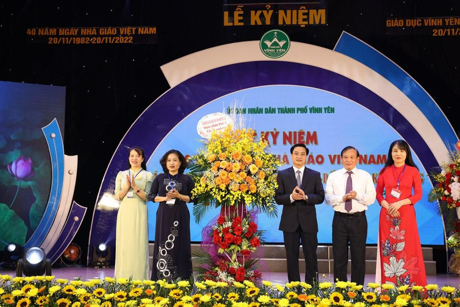 Giám đốc Sở GD&ĐT Vĩnh Phúc Nguyễn Văn Huyến (thứ 3 từ phải qua) tặng hoa chúc mừng ngành GD&ĐT thành phố Vĩnh Yên Giám đốc Sở GD&ĐT Vĩnh Phúc Nguyễn Văn Huyến (thứ 3 từ phải qua) tặng hoa chúc mừng ngành GD&ĐT thành phố Vĩnh Yên